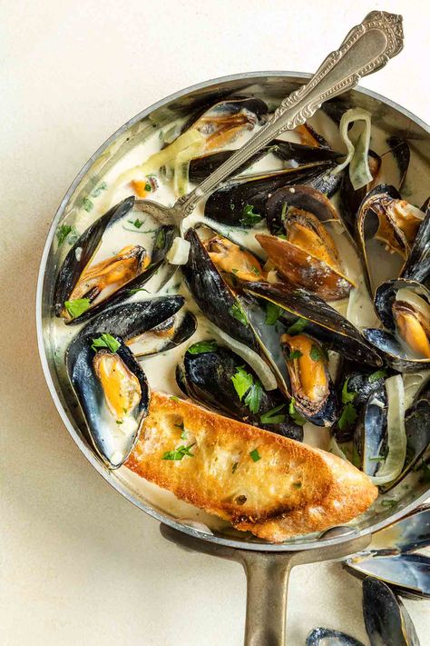 Mussels in a Creamy White Wine Garlic Sauce – Leite's Culinaria Mussels White Wine Cream Sauce, Mussels With White Wine, Muscles In White Wine Garlic Sauce, Mussels In White Wine Sauce Garlic Cream, Mussels Cream Sauce, Pesto Mussels Recipe, Mussels In Creamy White Wine Sauce, Creamy Garlic Mussels Recipe, Mediterranean Mussels Recipes