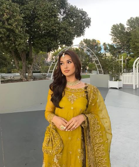 Eid Fits, Eid Photoshoot, Desi Fits, Modest Summer Fashion, Desi Dress, Mehendi Outfits, Desi Wedding Dresses, Punjabi Fashion, Punjabi Outfits