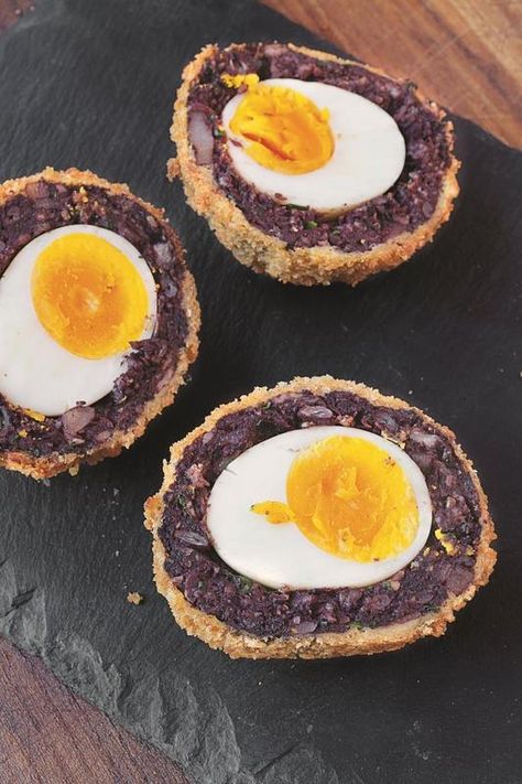 Black pudding Scotch eggs Homemade Scotch Eggs, Scotch Eggs Recipe, Scotch Egg, Healthy Egg Recipes, Scottish Recipes, Black Pudding, Scotch Eggs, River Cottage, Pub Food