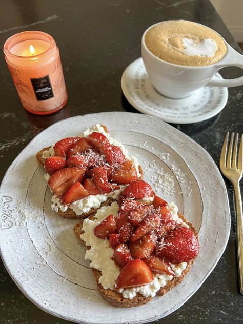 Cottage Cheese Toast Air Fryer, Hot Healthy Breakfast, Cottage Cheese And Strawberries, Cottage Cheese Strawberry, Strawberry Cottage Cheese, Toast With Strawberries, Breakfast Cravings, Aip Paleo Desserts, Cottage Cheese Toast