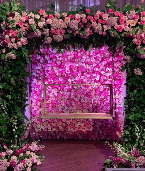 Selfie Booth Ideas, Selfie Station Ideas, Wedding Selfie Station, Photoshoot Wall, Wedding Show Booth, Cake Shop Design, Party Rental Ideas, Selfie Studio, Wall Partitions