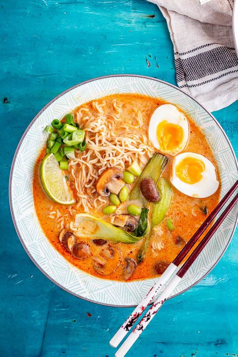 Coconut Ramen, Curry Soup Vegan, Coconut Noodle Soup, Ramen Noodle Recipes Soup, Coconut Curry Soup, Thai Curry Paste, Ramen Noodle Recipes, Quick Vegetarian Meals, Curry Noodles