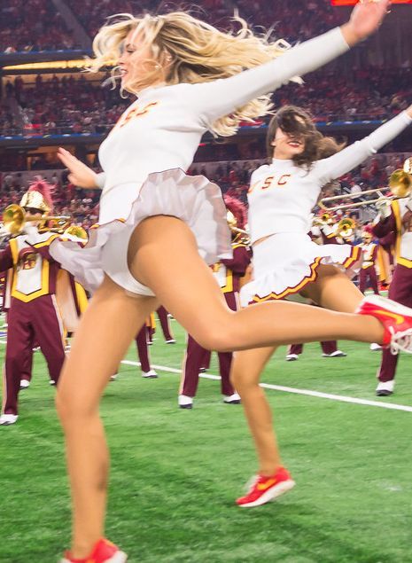 Famous Cheerleaders, Cheerleading Photos, College Cheerleading, Cheerleading Pictures, Cute Cheerleaders, Football Cheerleaders, Cheerleader Girl, Cheerleading Dance, Cheerleading Outfits