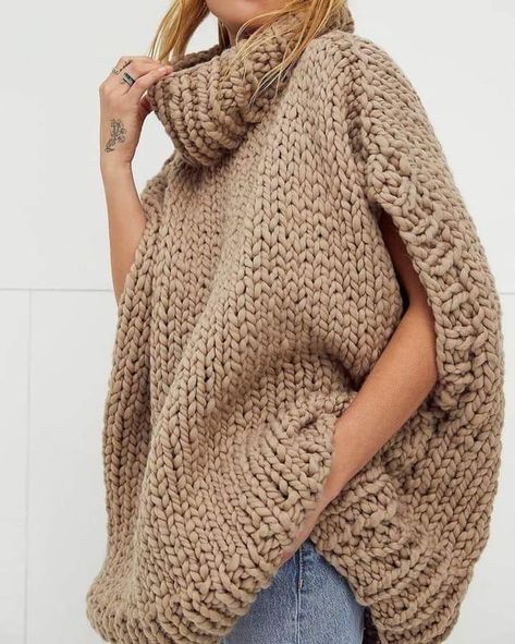 Loopy Mango, Chunky Knitting, Knitwear Fashion, Knitted Poncho, Knit Fashion, Knitting Inspiration, Crochet Fashion, Crochet Sweater, Knitting Designs