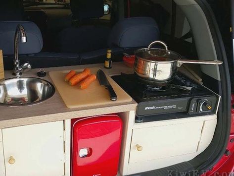 Man Builds A Tiny Kitchen In The Back Of His Car’s Trunk - Tiredbee.com Diy Electric Car, Minivan Camper Conversion, Minivan Camping, Suv Camping, Building A Kitchen, Tiny Cars, Portable Kitchen, Car Camper, Camper Living