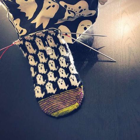 Time to Knit Some Spooky Socks – Knitting Halloween Knitting Patterns, Halloween Knitting, Socks Knitting, Work Socks, Socks Pattern, Aran Weight Yarn, Lace Weight Yarn, Sock Knitting Patterns, Hat Ideas