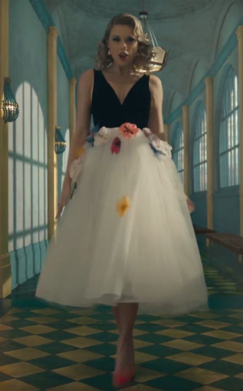 Taylor Swift Me Music Video Dress, Me Outfit Taylor Swift, Taylor Swift Me Outfits, Me Dress Taylor Swift, Taylor Swift Outfits Lover Era, Taylor Swift Lover Album Outfits, Taylor Swift Dress Up, Taylor Swift Me Dress, Taylor Swift Inspired Prom Dress