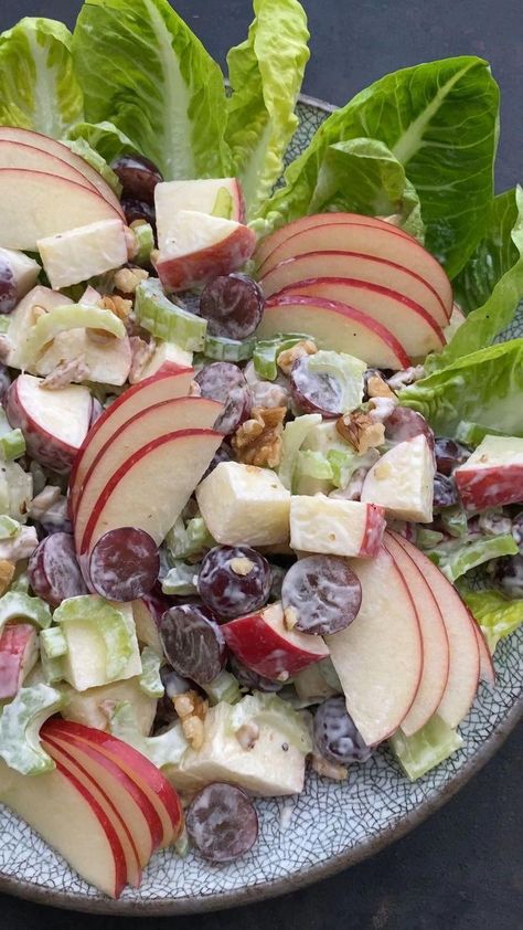 Best Waldorf Salad Recipe, Classic Waldorf Salad, Mayonnaise Dressing, Waldorf Salad Recipe, Apple Salad Recipes, Plats Healthy, Salad Recipes Healthy Easy, Classic Salad, Waldorf Salad