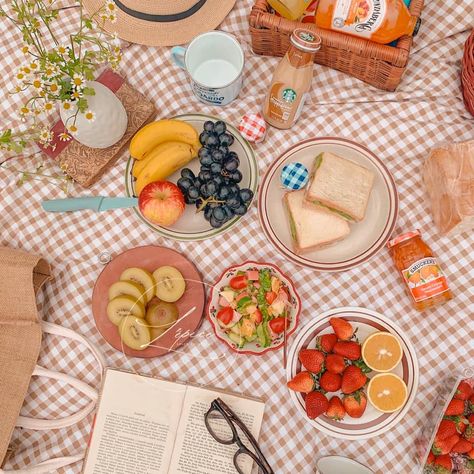 Picnic Date Food, Princess Food, Picnic Photo Shoot, Picnic Pictures, Picnic Inspiration, Backyard Picnic, Food Photoshoot, Vintage Picnic, Picnic Date