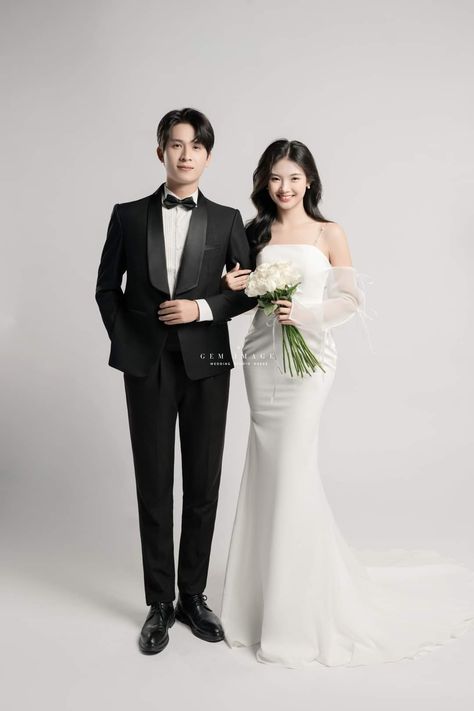 Korea Wedding Photoshoot, Pre Weeding Pose Photography, Wedding Studio Photography, Studio Prewedding, Prewed Studio, Prewedding Studio, Prenup Photos Ideas, Christian Wedding Gowns, Bride Groom Photoshoot