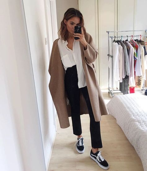 camel coat, white blouse, black jeans, old school vans, short beachy hair Mais Black And White Sneakers, Outfit Trends, Mode Inspo, Outfit Goals, Looks Style, Mode Inspiration, Fashion Outfit, Outfits Casuales, White Sneakers