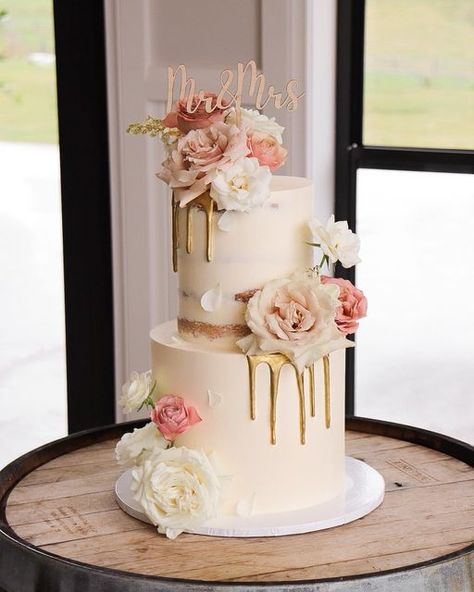 Milk & Honey Cake Creative on Instagram: "Disclaimer: I will never be doing gold drips again 😂 but I hope you all think that she’s pretty ✨ Florals @gwenfloralco Topper @rosewoodeverlastingcreations Venue @hazelwoodestate" Birthday Cake Ideas Two Tier, Engagement Cake Images, Engagement Cake Ideas, Ukrasavanje Torti, Wedding Cakes Designs, Wedding Cake Gold, Gold Drip Cake, Autumn Wedding Cakes, Tall Cake