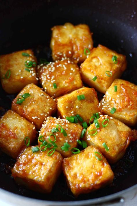 This Spicy Tofu is salty-sweet, so flavourful and seriously easy to make! It tastes just as delicious as takeout but is much healthier. Vegan, vegetarian, dairy-free and gluten-free. #vegan #vegetarian #dairyfree #tofu #sriracha #rhiansrecipes Spicy Tofu Recipes, Recipes Tofu, Cheesy Pasta Recipes, Vegetarian Mains, Tofu Vegan, Tofu Recipes Vegan, Wfpb Recipes, Tofu Dishes, Vegan Asian