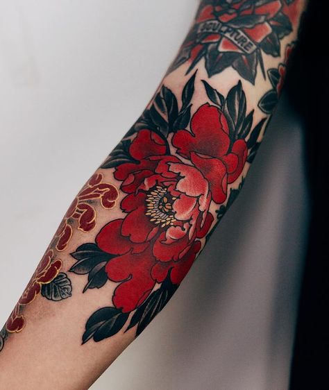 Peony Tattoo by Jinpil Yuu Inspiration Tattoos, Floral Tattoo Sleeve, Geniale Tattoos, Tatuaje A Color, Peonies Tattoo, Red Tattoos, Full Sleeve Tattoos, Up Tattoos, Half Sleeve Tattoo