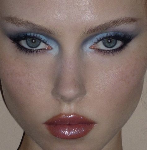 Blue Eyeshadow Makeup, 90s Makeup Look, Maquillage On Fleek, Blue Makeup Looks, 80s Makeup, 90s Makeup, Metallic Lipstick, Swag Makeup, Runway Makeup