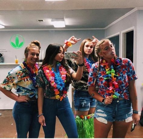 Hawian Day School Outfits, Hawian Outfits For School Spirit Week, Hawian Theme Party Outfit, Hawaii Spirit Day Outfit, Hawaiian Spirit Day Outfit, Tacky Tourist Outfit Spirit Weeks, Hawian Themed Outfits, Tourist Outfit Spirit Week, Hawaiian Theme Outfit