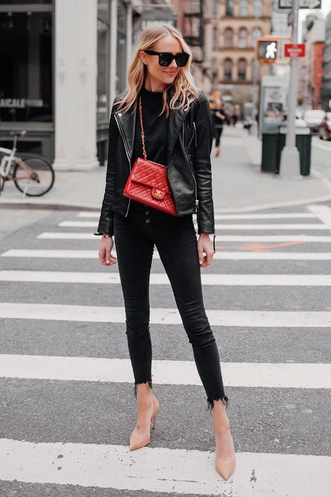 Looks Jeans, Winter Typ, New York Street Style, Street Tacos, Nyc Street Style, Red Purse, Fashion Jackson, Street Style Edgy, Winter Mode