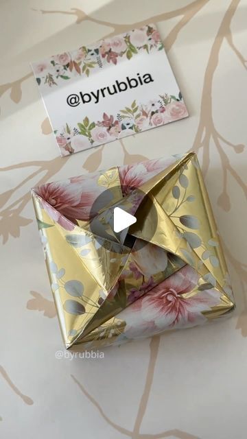 Wrap A Wedding Gift, How To Wrap Hoodie Gift, Candy Gift Wrapping Ideas, Cake Wrapping Ideas, Birthday Giftwrap, Gift Wrapping Ideas For Birthdays, Unique Ways To Wrap Gifts, Homemade Wraps, Quinceanera Gifts