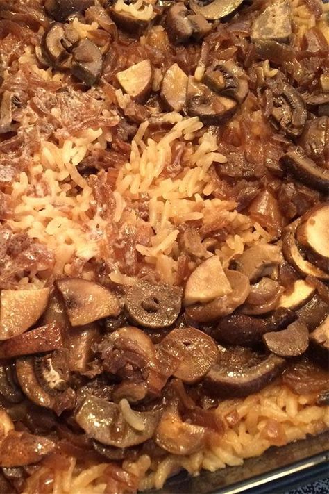 Looking for the best side dishes? Try cooking this easy mushroom recipe. Use rice, French onion soup, and mushrooms to cook this quick and easy rice recipe for a side dish with dinner. Asparagus Curry, Quinoa Asparagus, Mushroom Rice Casserole, Mushroom Pilaf, Easy Thanksgiving Dish, Mushroom Rice Recipes, Mushroom Side Dishes, Rice Side Dish Recipes, Baked Mushrooms