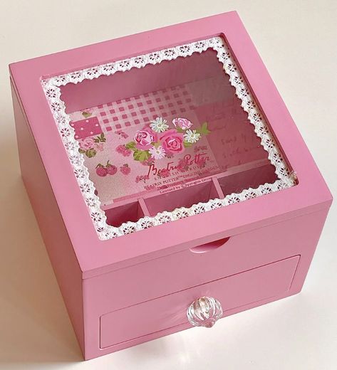 Caja Aesthetic, Giant Mansion, Box Design Ideas, Cute Boxes, Popsicle Stick Crafts House, Hello Kitty Printables, Cute Stationary School Supplies, Hello Kitty Rooms, Crystal Shelves