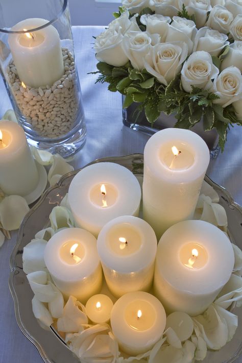 Candles on tray... Candle In The Wind, Romantic Candles, Lambada, Spa Design, Glass Vases, White Candles, Eve Parties, New Years Eve Party, Candle Lanterns