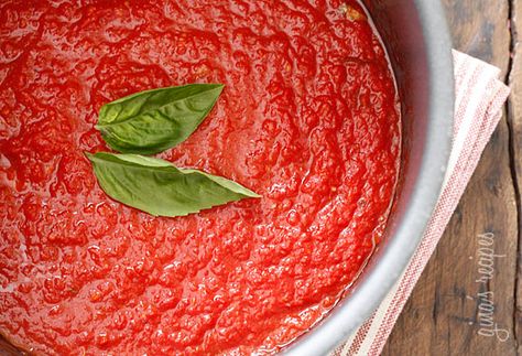 Quick Marinara Sauce | Skinnytaste 1/2 cup = 52 calories / 9g carb / 0g protein / 1g fat Quick Marinara Sauce, Stovetop Recipes, Current Recipes, Salsa Tomatillo, Easy Marinara Sauce, Zucchini Sticks, Ww Meals, Marinara Sauce Recipe, Marinara Sauce Homemade