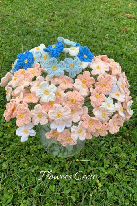 forget-me-not flower Table Flower Centerpieces, Artificial Flower Bouquets, Flower Crew, Clean Flowers, Pipe Cleaner Flowers, Flower Branding, Crochet Hack, Flower Baskets, Table Flower