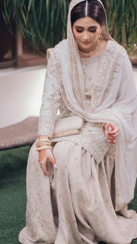 Nikkah Dress Inspiration, Nikah Dress Pakistani Brides Simple, Simple Nikah Look, Simple Nikah Outfit, Pakistan Engagement, Nikkah Dresses For Bride, Simple Nikkah Outfit, Nikkah Dress Pakistani, White Nikkah Dress