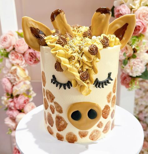 Girrafe Cake Ideas, Giraffe Cake Easy, Giraffe Birthday Party, Giraffe Birthday Cakes, Giraffe Cupcakes, Giraffe Birthday Parties, Zoo Cake, Giraffe Cake, Buttercream Chocolate