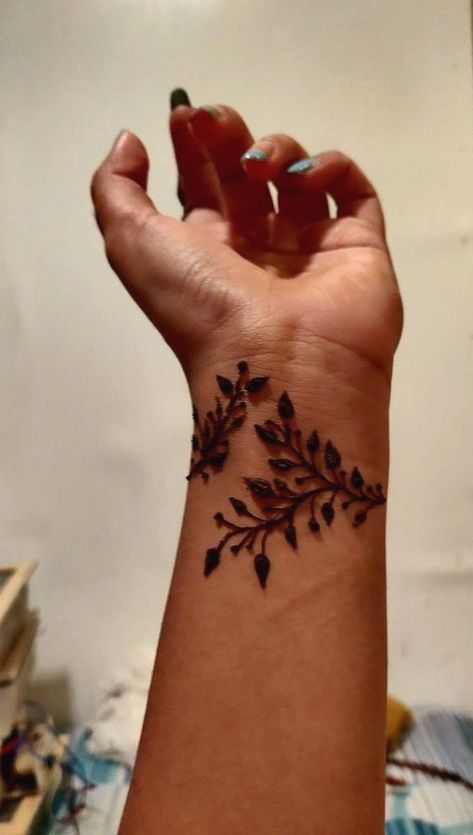 Cute Henna Designs Back Hand, Minimalistic Mehendi Designs For Hands, Henna Minimalist Simple, Henna Designs For Wrist, Henna Designs On Wrist, Wrist Henna Designs Simple, Small Henna Designs Wrist, Mehendi Minimalistic, Small Mehendi Tattoos