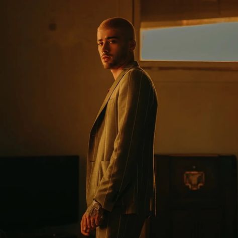 Zayn on the set of the "Dusk Till Dawn” music video. Zayn Malik Dusk Till Dawn, Dusk Till Dawn Zayn, Zayn Malik Hairstyle, Zayn Malik Style, Zayn Malik Pics, Dusk Till Dawn, Perrie Edwards, Kehlani, Poses Reference