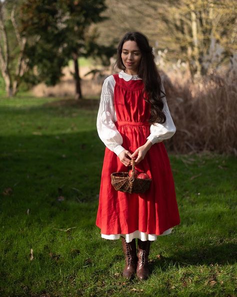 Apron Dress Outfit, Red Pinafore, Cottage Core Fashion, Pinafore Apron, Red Cottage, Iranian Women Fashion, Iranian Women, Little Women, Victorian Clothing