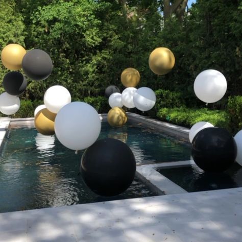 Black And Gold Pool Party Decorations, Roaring 20s Pool Party, Black And Gold Pool Party, Gold Pool Party, Balloons In Pool, Pool Cocktail Party, Pool Balloons, Birthday Decor For Him, Bf Bday