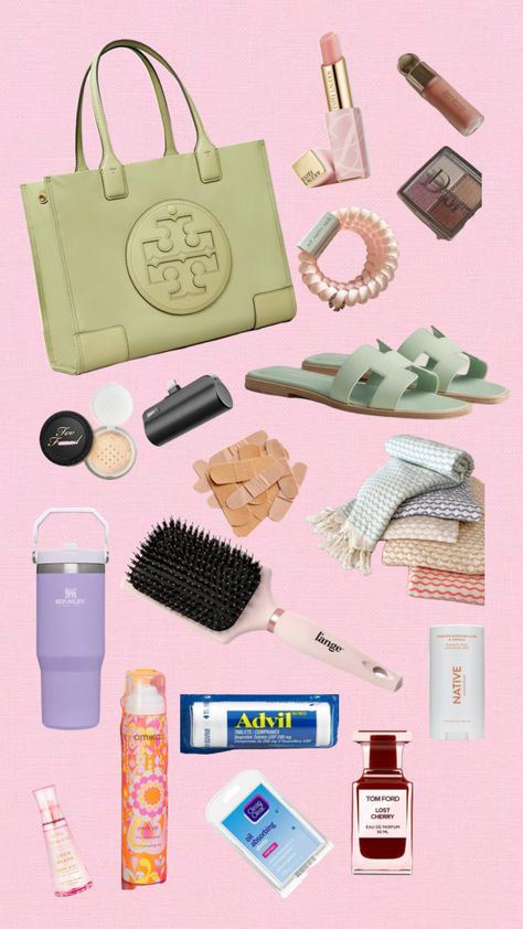 rush bag essentials! Rush Bag, Rush Tips, Sorority Rush Bag, Sorority Swag Bag, Sorority Rush Week Outfits, College Rush Sorority Recruitment, Sorority Rush Week, Rush Week Outfits, Rush Week