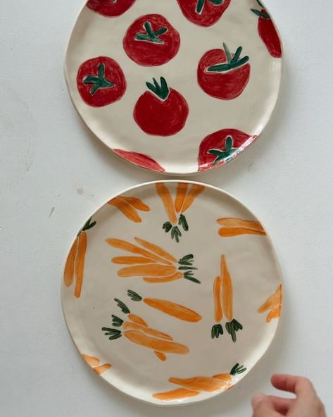 Painted Pasta Bowl, Ceramic Painted Plate, Pottery Bowl Designs Painting, Diy Plate Decorating, Ceramics Ideas Pottery Painting, Painted Plates Ideas, Painting Ceramics Ideas, Painting On Ceramics, Painting Plates