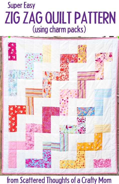 Free Zig Zag Quilt Pattern and Tutorial Zig Zag Quilt, Bandana Quilt, Chevron Quilt Pattern, Charm Pack Quilt Patterns, Zig Zag Crochet, Charm Pack Quilt, Charm Pack Quilts, Beginner Quilt, Charm Quilt