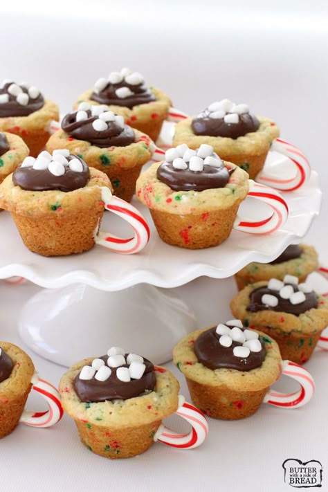 Hot Chocolate Cookie Cups - Super cute and a pure crowd please, these cookie cups are a must bake for the holidays. Hot Chocolate Cookie Cups, Chocolate Cookie Cups, Hot Chocolate Cookie, Cute Christmas Desserts, Hot Chocolate Cookies Cups, Christmas Cookie Exchange Recipes, Christmas Cookies Packaging, Chocolate Christmas Cookies, Cookies Packaging