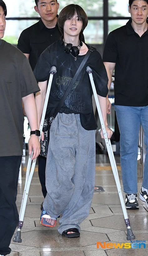 Crutches, Be A Nice Human, Airport Style, Kpop Guys, Love You Forever, Streetwear Women, Boyfriend Pictures, Boy Fashion, Ideas Style