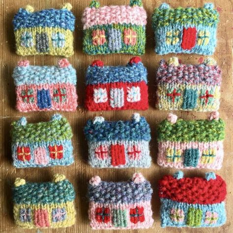 Sweater Ornaments, Miniature Knitting, Cozy Homes, Knitted Toys Free Patterns, Knitting Tutorials, Knitting Patterns Toys, Mini Skein, Wool Crafts, Clever Crafts