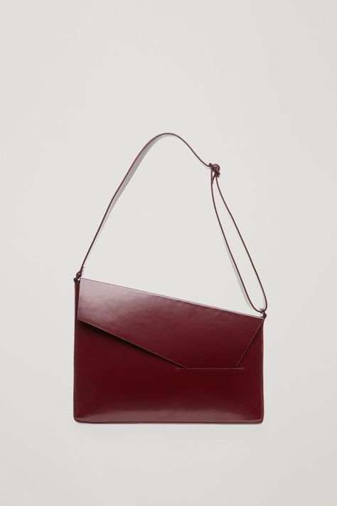 Side image of Cos asymmetric leather shoulder bag in red Arm Candies, Style Essence, Boxes Storage, Modern Bag, Woman Accessories, Dramatic Style, Design Wardrobe, Bag Inspiration, Fall 23