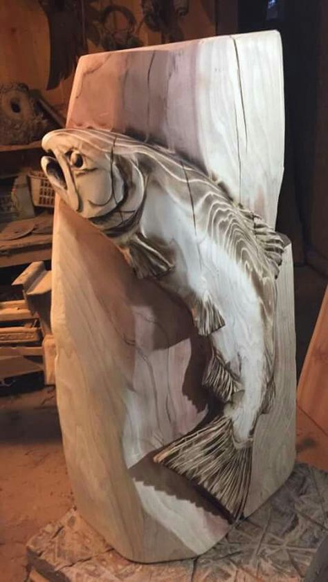 Log Carving Ideas, Log Carving, Carved Driftwood, Fish Wood Carving, Chainsaw Wood Carving, Fish Carving, Wood Carving Faces, Simple Wood Carving, Wooden Carving