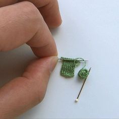 Tiny Knitting, Projek Mengait, Miniature Knitting, Straight Pins, Tiny World, Knitted Wit, Mini Things, Tiny Treasures, Knitting Inspiration