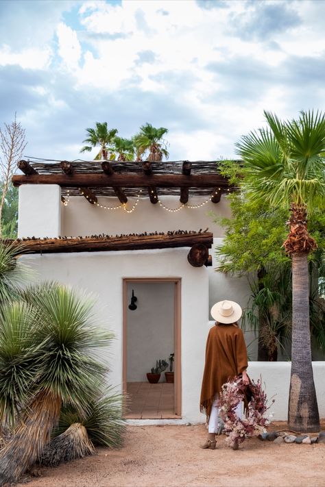 Desert House Interior Design, Desert House Decor, Desert Balcony, Minimalist Desert Home, Arizona Home Aesthetic, Desert House Aesthetic, Desert Homes Exterior Arizona, White Adobe House, Modern Desert Home Exterior