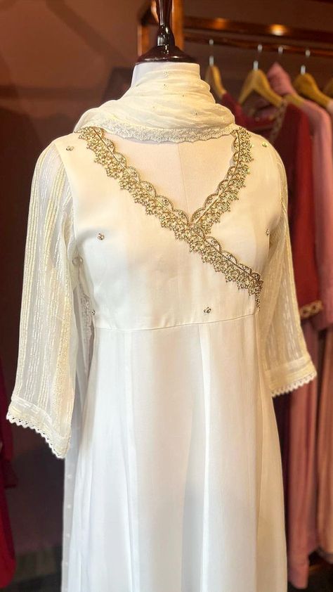 White Colour Kurti Designs Latest, White Kurti Designs Latest, Lehriya Kurti Designs, Kurtha Designs Latest, Aline Kurti Design, A Line Kurti Designs, Indian Clothes Women, A Line Kurti, Simple Frock Design