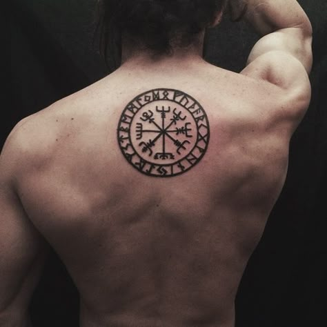 Vegvisir tattoo Viking Compass Tattoo, Simple Compass Tattoo, Tato Maori, Vikings Tattoo, Upper Back Tattoos, Compass Tattoo Design, Rune Tattoo, Norse Tattoo, Nordic Tattoo