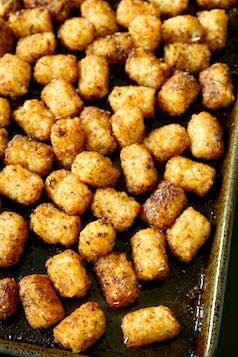 Seasoning For Tater Tots, Tater Tots For A Crowd, Spicy Tater Tots, Crispy Tater Tots In Oven, Seasoned Tater Tots Recipes, Tater Tot Seasoning, Tator Tots Recipes, Garlic Tater Tots, Seasoned Tater Tots