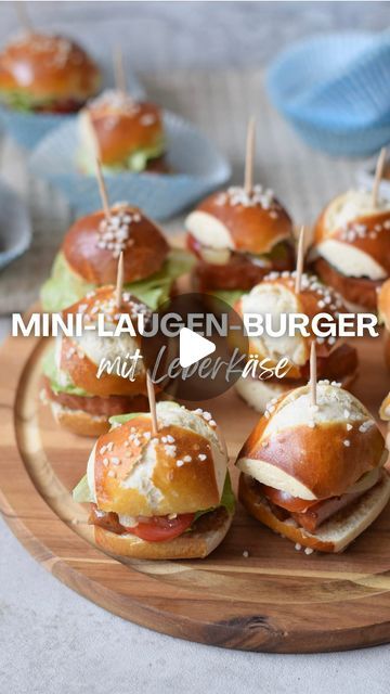 fl.foodlove | Franzi & Laura on Instagram: "Mini-Laugen-Burger mit Leberkäse 🍽️🩵🤍

Zubereitung

Die Laugenstangen etwas antauen lassen und dann mit einem Messer jeweils in vier gleichgroße Stücke schneiden. Diese auf einem mit Backpapier ausgelegten Backblech auslegen und bei 180°C Ober- und Unterhitze für 12 Minuten backen lassen.

In der Zwischenzeit den Leberkäse in kleine Stücke schneiden, so dass er zu den Burgern passt. Tomaten, Zwiebel, Essiggurken und den Salat ebenfalls kleinschneiden. Den Leberkäse und die Zwiebel anbraten.

Die fertigen Laugenbrötchen aufschneiden und mit süßem Senf bestreichen und anschließend mit allen Zutaten belegen.

Zutaten
• für 4 Personen •

8 Laugenstangen. Tk
200 g Leberkäse
2 EL süßer Senf
100 g Cherrytomaten
1/4 Eisbergsalat
5 Saure Gurken
1 Zwieb Mini Wraps, Fingerfood Ideas, Burger Party, Mini Burger, Birthday Snacks, Fingerfood Party, Mini Burgers, Party Finger Foods, Party Buffet