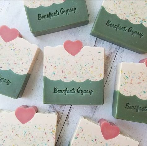 Cold Process Soap Designs Ideas, Spring Soap Ideas, Cute Soap Ideas, Soap Packaging Diy, Handmade Soap Packaging, Soap Design Ideas, Cold Process Soap Designs, Lilin Aroma, Soap Photography