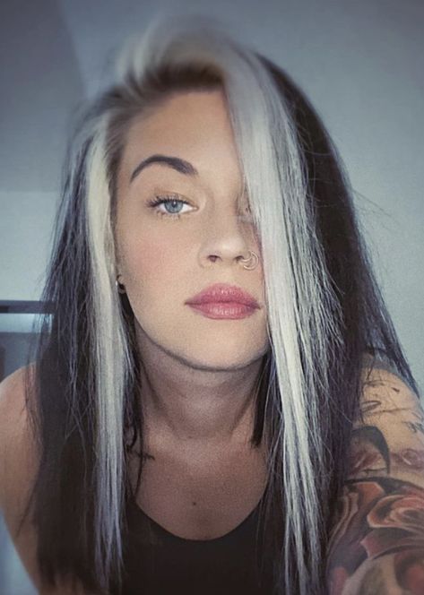 Grey Money Piece Hair, Witchy Hair Color, Hair Colors For 2023, Hair Highlight Trends, Hair Dye Trends, Hair Colour Trends, Bleached Bangs, Natural Hair Dye, Hair Dye Shades