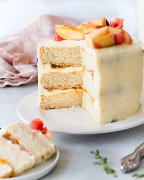 Vanilla Peach Cake, Peach Layer Cake, Summer Cakes Ideas, Marscapone Frosting, Unique Cake Flavors, Summer Bakes, Summer Cake Ideas, Cake Decor Ideas, Mascarpone Buttercream